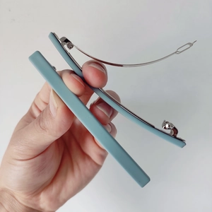 Vue détaillée d'une pince à cheveux mate bleu Morandi de 10cm avec fermoir métallique