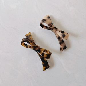 Elegant set of two tortoiseshell pattern bow hair clips in dark brown and light beige finish