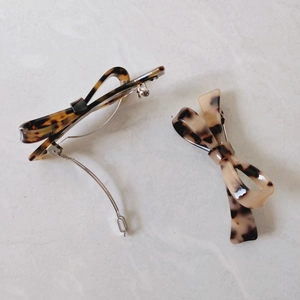 Minimalist tortoiseshell bow hair clips in amber and beige resin for women
