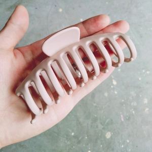 Détail d'une grande pince à cheveux mate rose nude avec une conception à forte prise