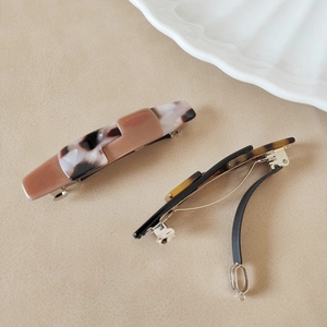 Retro tortoiseshell acetate spring hair clips set with marbled brown and cream patterns