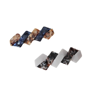 Minimalistische geometrische Haarspange mit Marmormuster für Damen im Z-Form-Design