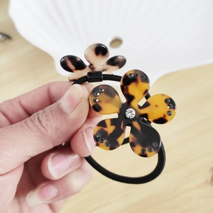 Élastiques à cheveux fleurs léopard avec strass brillants pour une coiffure chic