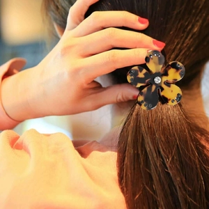 Élastique à cheveux fleuri avec imprimé léopard et strass pour des queues de cheval chic