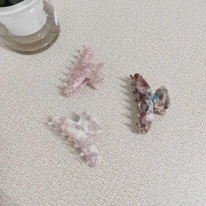 Tre fermagli per capelli in acetato con motivi marmorizzati rosa, viola e marrone beige