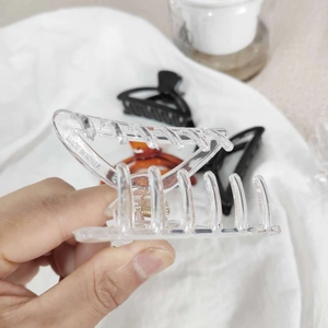 Pince à cheveux minimaliste en acrylique transparent avec design géométrique chic