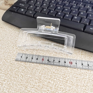Detailed measurement of an 8.5cm clear square hair claw clip with metal spring mechanism