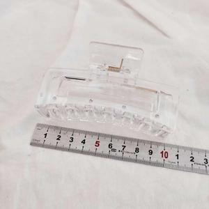 Detailed measurement showing 10.5cm length of a large clear rectangular hair claw clip