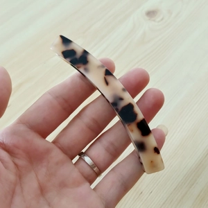 Detailansicht der Bananen-Haarspange aus Acetat mit Leoparden-Schildpatt-Muster