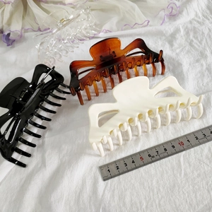 Grandes pinces à cheveux de 11,5 cm en acrylique noir et écaille sur tissu blanc