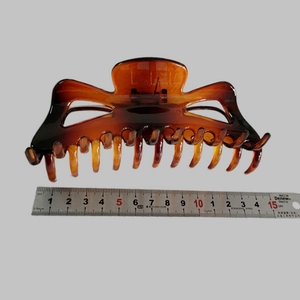 Grande Pince à Cheveux en Acrylique Antidérapante Forte Tenue Pince Requin pour Cheveux Epais Femme Accessoire de Cheveux Mode Minimaliste
