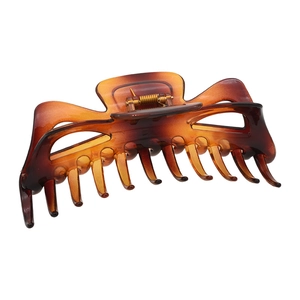 Grande pince à cheveux classique motif écaille de tortue avec ressort doré sur fond blanc