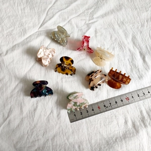 Set of 4cm French acetate hair claws with leopard and marble patterns on white linen
