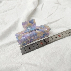Detailed size measurement of the marble acetate hair claw clip showing 9cm length