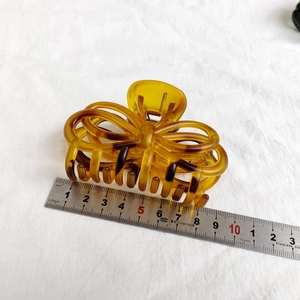 Detailansicht der 8,5 cm breiten Bernstein-Haarklammer mit Schleife und Stahllineal