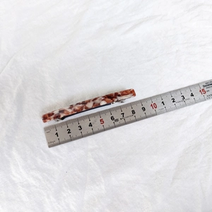 Detailed macro view of an 8.5cm acetate hair clip with vintage marble tortoise patterns