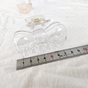 Detailansicht der 5,5 cm langen transparenten Haarklammer mit Made in Korea Gravur