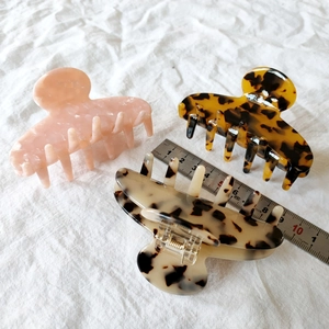 French vintage leopard print hair claws in acetate material with elegant marble patterns