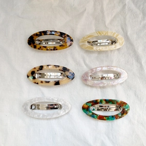 Lot de six barrettes ovales évidées avec texture marbrée et ressorts métalliques