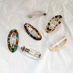 Vue détaillée de 6 barrettes ovales en acétate aux motifs écaille et marbre