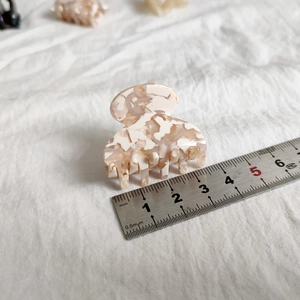 Size measurement of the French acetate claw clip showing 4.8cm length on a metal ruler
