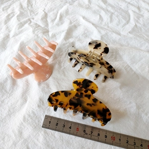 Detailed set of leopard and marble pattern acetate hair claws with a size scale reference