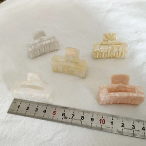 Détail de mini pinces à cheveux en acétate de 4,5 cm en couleurs variées avec règle