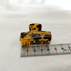 Mesure détaillée montrant la longueur de 4,5 cm de cette pince à cheveux en acétate