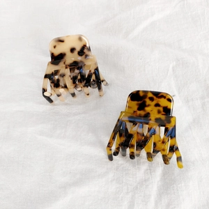 Detail view of medium acetate hair claws in light and dark leopard tortoiseshell patterns