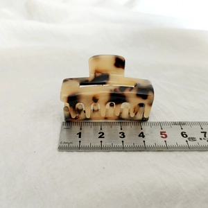 Vue détaillée d'une pince à cheveux de 4,5 cm en acétate avec règle de mesure précise