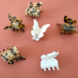 Lot de 6 pinces à cheveux papillon en blanc perlé et texture écaille de tortue chic