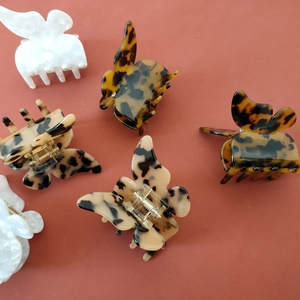Pinces à cheveux papillon en acétate aux motifs écaille de tortue et blanc crème