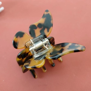 Vue détaillée de la pince à cheveux papillon en acétate avec motif écaille de tortue chic