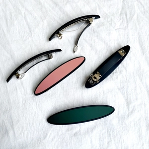 Minimalistische matte ovale Haarspangen in Rosa, Grün und Schwarz mit Metall-Federclip
