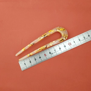 Detailed view of U-shaped hair pin with tortoiseshell pattern and 11cm scale measurement