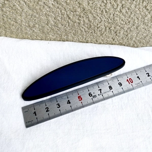 Detailansicht einer 9,5 cm langen marineblauen ovalen Haarspange mit schwarzem Rand und Matt