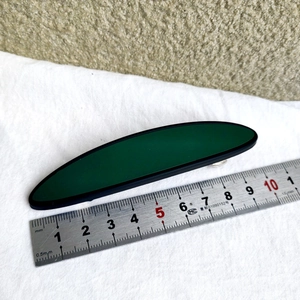 Detailansicht einer 8,5 cm dunkelgrünen ovalen Haarklammer mit mattem Finish und Lineal