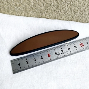 Detailansicht einer 9,5 cm langen ovalen Haarspange in Braun und Schwarz auf Stoff
