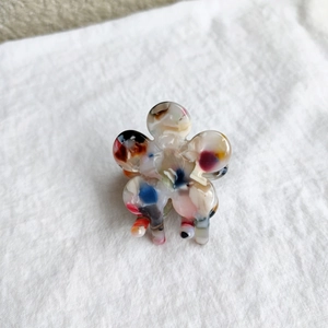 Detailed top view of a mini floral hair claw clip with colorful marble pattern resin