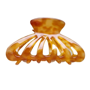Elegante molletta per capelli in acetato tartarugato con design ad arco traforato