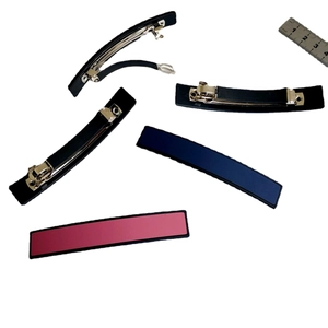 Barrettes à cheveux minimalistes élégantes en noir, bleu marine et rose sur fond blanc