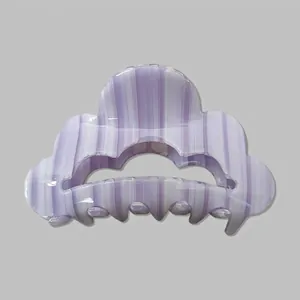 Vue détaillée de la pince à cheveux rayée violet clair avec bords ondulés polis