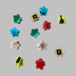 Mini pinces à cheveux fleuries colorées pour femmes, accessoires en acrylique sur fond gris