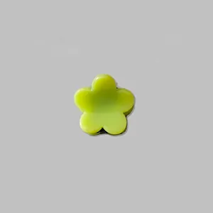 Détail de la mini pince à cheveux fleur en résine de couleur vert citron vif