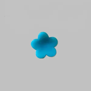 Détail d'une pince à cheveux fleur à cinq pétales bleu vif avec une finition lisse