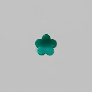 Détail d'une mini pince à cheveux fleur vert émeraude avec une finition en résine polie