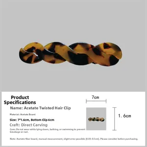 Détail de la pince à cheveux en acétate torsadé écaille de tortue, 7 cm de long et 1,6 cm