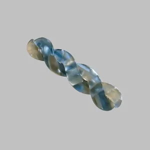 Vue détaillée de la pince à cheveux en acétate bleu marbré avec un design en spirale