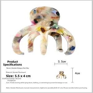 Détail de la pince à cheveux crabe en acétate avec motif floral marbré élégant pour femme