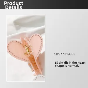 Dettaglio macro della pinza per capelli rosa a cuore con decorazione in strass lucidi